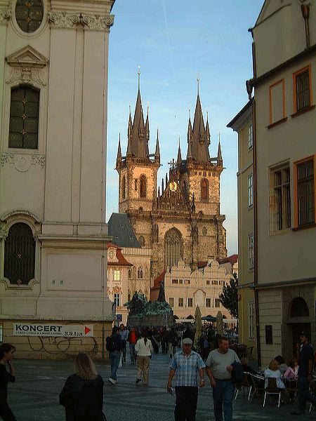 approaching_tyn_church.jpg