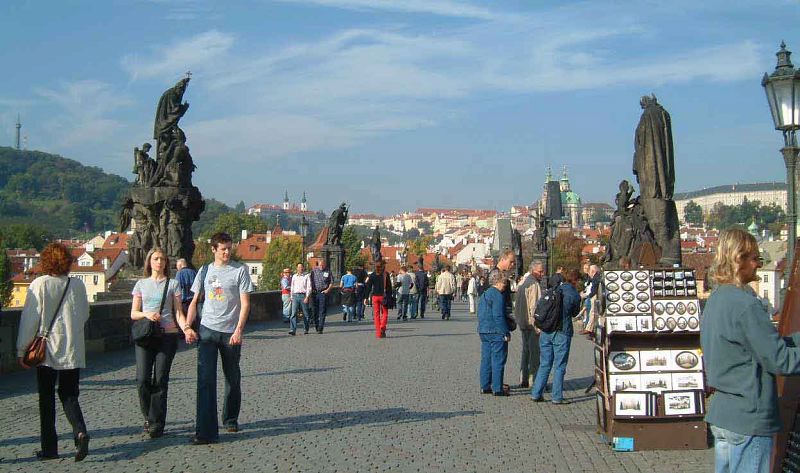 tourists_and_locals_on_charles_bridge.jpg