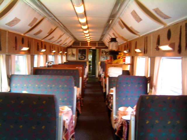 train_dining_car.jpg